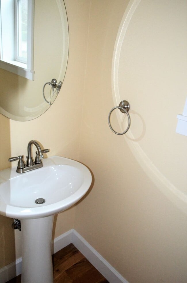 Building Photo - Spacious 3 bedroom Costal Home with Vaulte...
