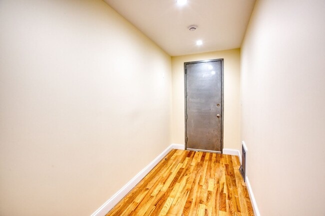 Building Photo - Updated 3 bedroom 1st floor apartment in Waterbury