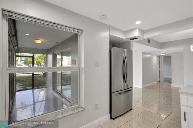 Building Photo - 4156 Inverrary Dr