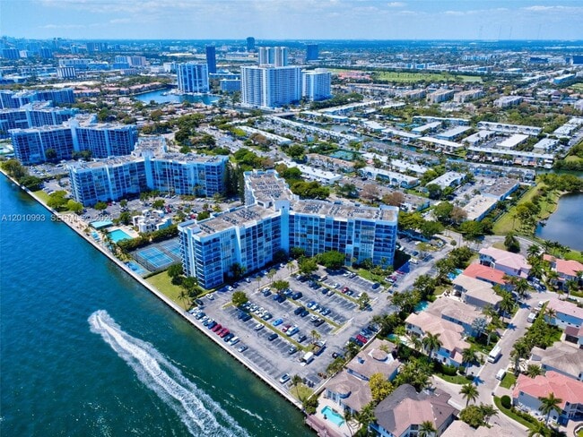 Building Photo - 1000 Parkview Dr