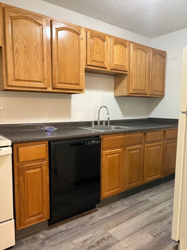 Building Photo - Spacious 2 Bedroom Townhouse