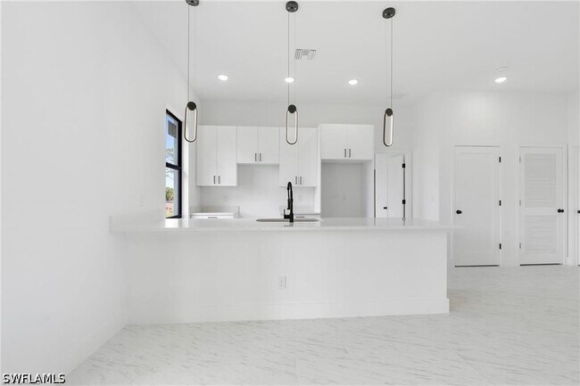 Building Photo - 3175 Sunshine Blvd N
