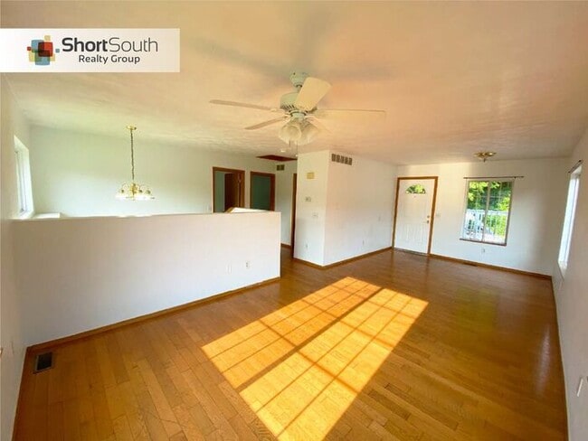 Building Photo - 4 bed 2 bath Single Family Home