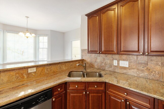 Building Photo - Exceptional 5-Bedroom Residence in the Hea...