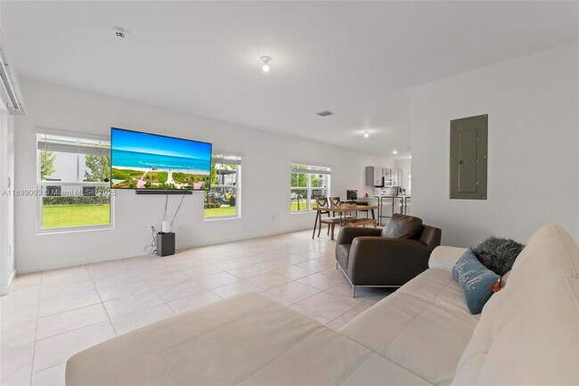 Building Photo - 377 E Palm Dr