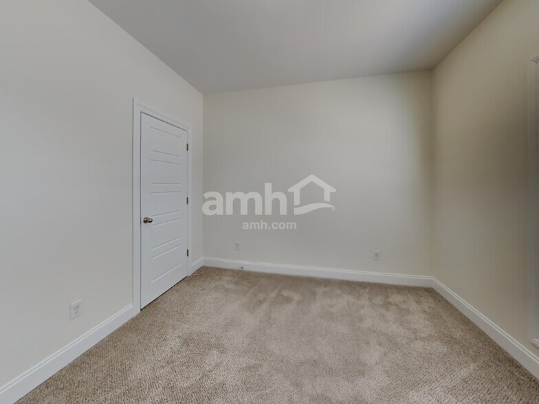 Building Photo - 3284 Vineyard Dr S