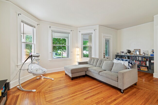 Building Photo - 253 W Elm St