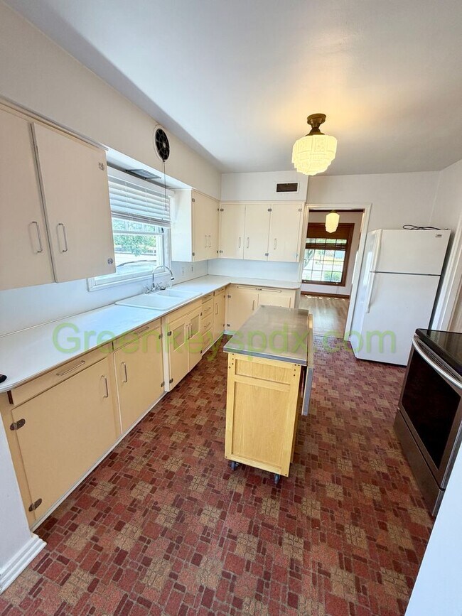 Building Photo - Lovely 3-Bedroom, 2-Bathroom House with Detached Garage in North Portland