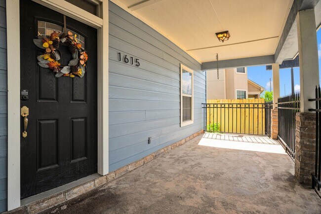 Building Photo - Charming 4-Bedroom Home near Downtown SA!