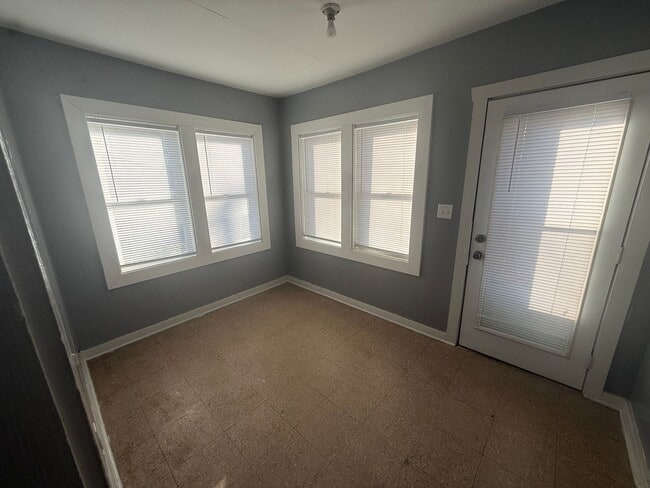 Building Photo - 307 S Locust St