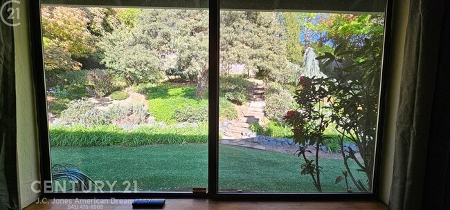 Building Photo - Single Family Home in NE Grants Pass with RV Parking