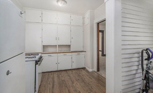 Building Photo - 1105 Lake St