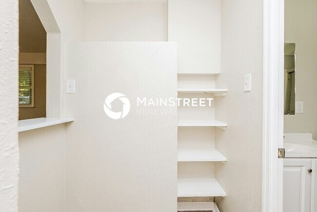 Building Photo - 3 Bedroom Pet-Friendly Home in TAMPA, FL with Main Street Renewal