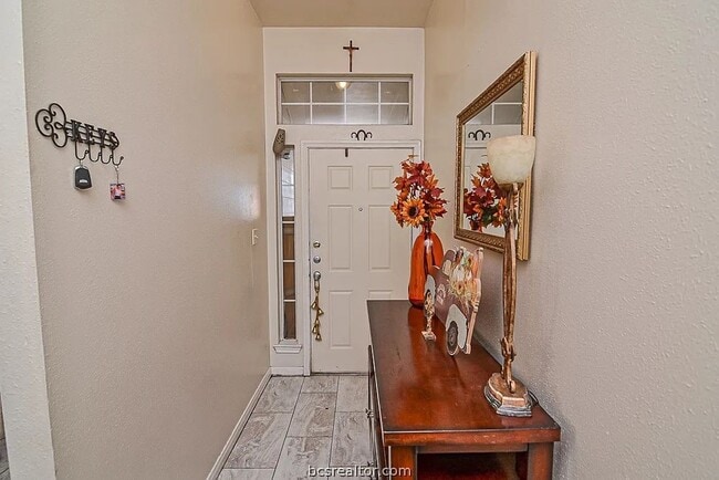 Building Photo - Newly Remodeled Unit!