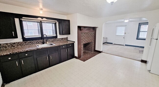 Building Photo - 104 W King St