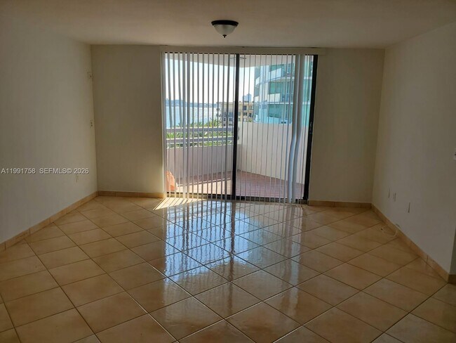 Building Photo - 555 NE 30th St