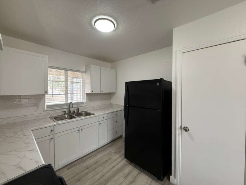 Building Photo - 202 Mink Dr