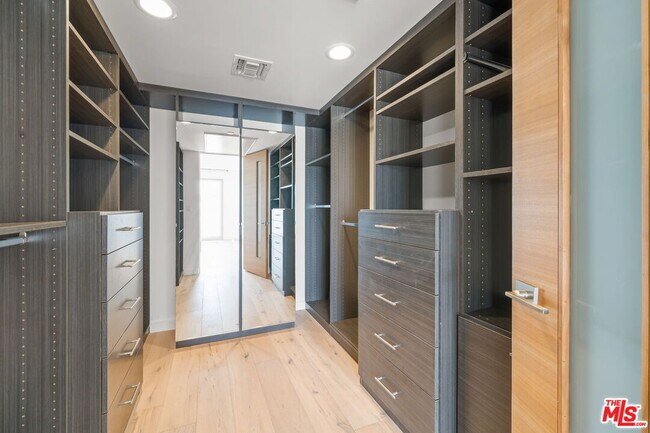 Building Photo - 808 Brooks Ave