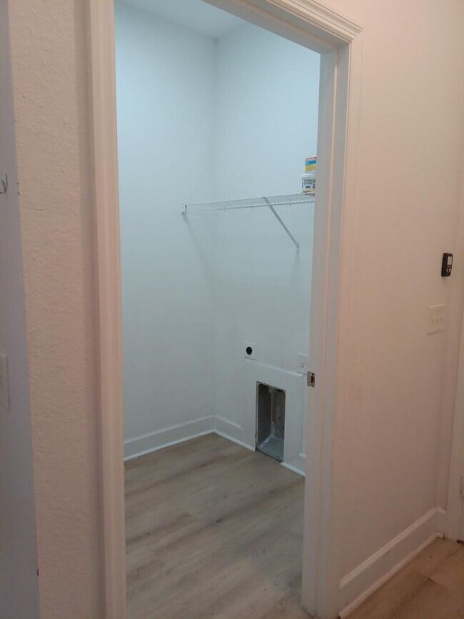 Building Photo - Spacious 4-Bedroom 2 Bathroom Apartment fo...