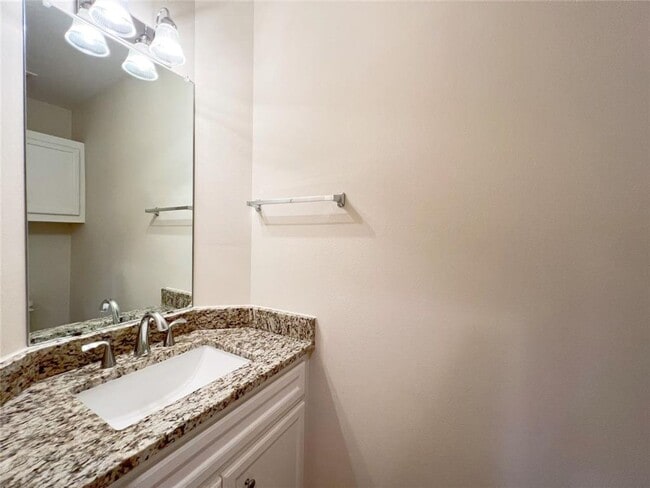 Building Photo - Modern tri-level 3 bed/ 2.5 bath