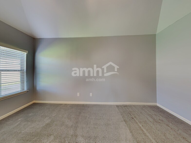 Building Photo - 45 Donna Lyn Dr