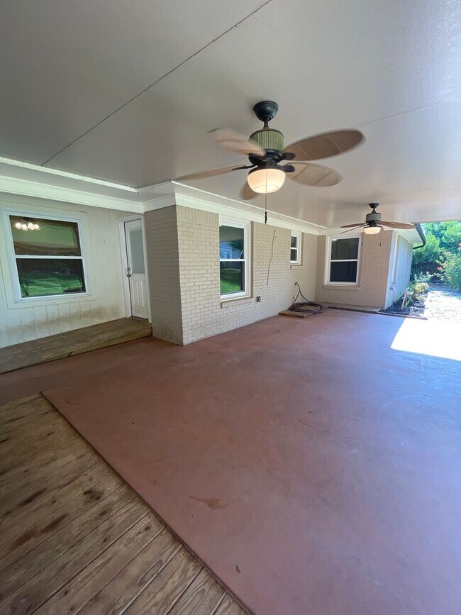 Building Photo - 1105 Wilma St