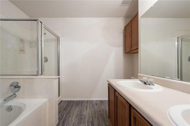 Building Photo - 102 Presidio Dr