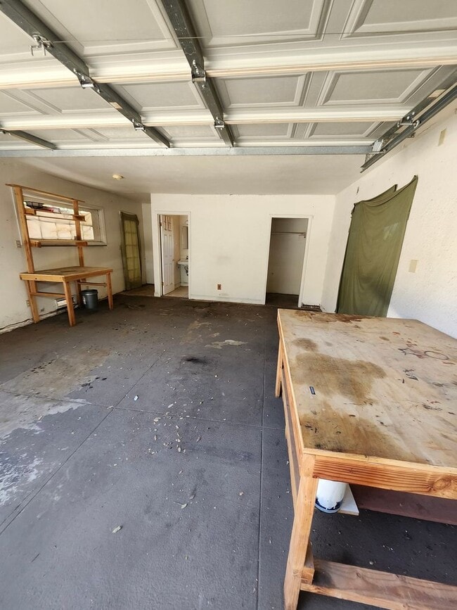 Building Photo - Charming Colonial-Style 2-Bedroom Home in ...