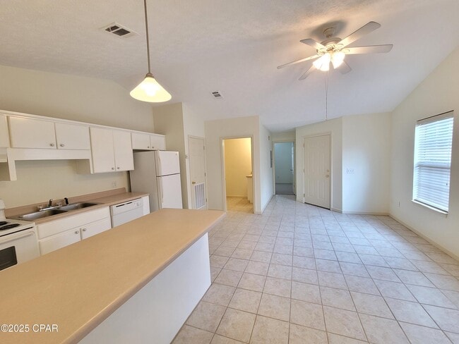 Building Photo - 5522 Pinetree Ave