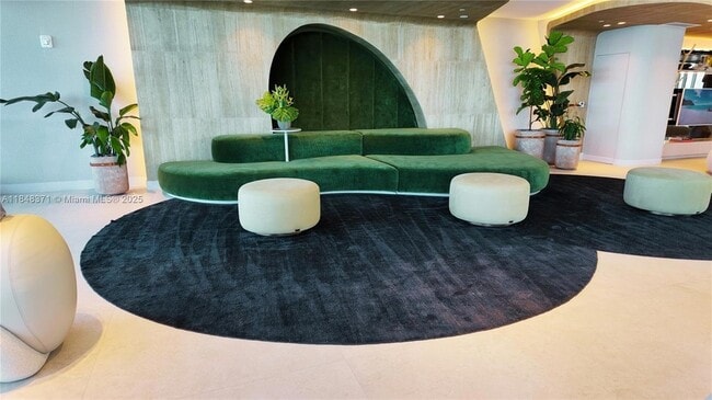 Building Photo - 700 NE 24th St