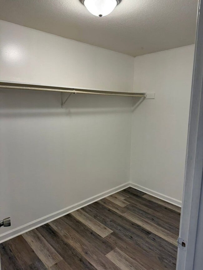 Building Photo - 3 Bed 2 Bath Apartment