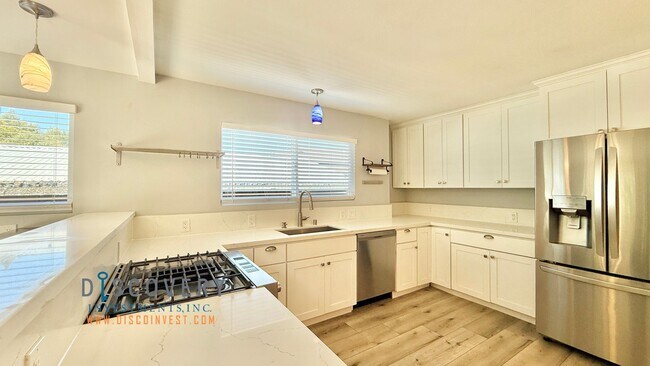 Building Photo - Stylish 3 Bedroom Retreat in the Oakland H...