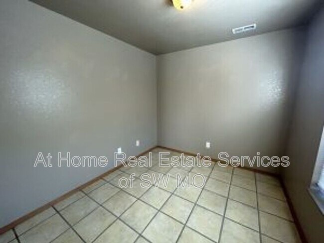 Building Photo - 631 Meadowview Dr