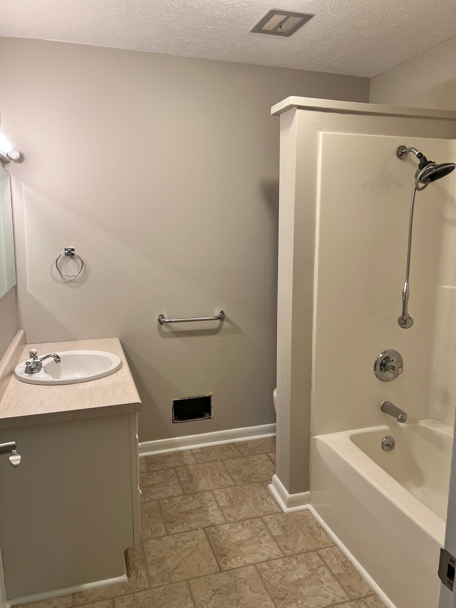 Full bath - 309 Randolph St