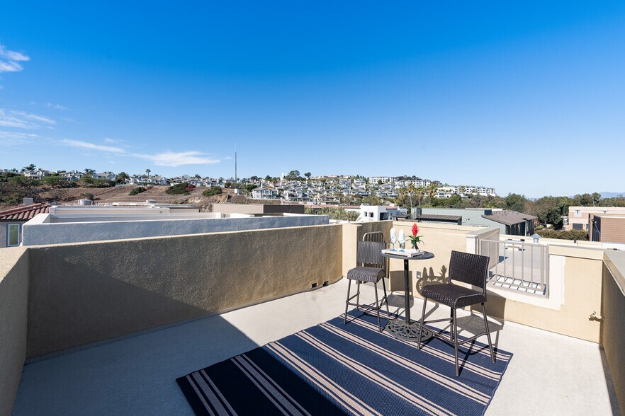 Building Photo - 2662 Doheny Way