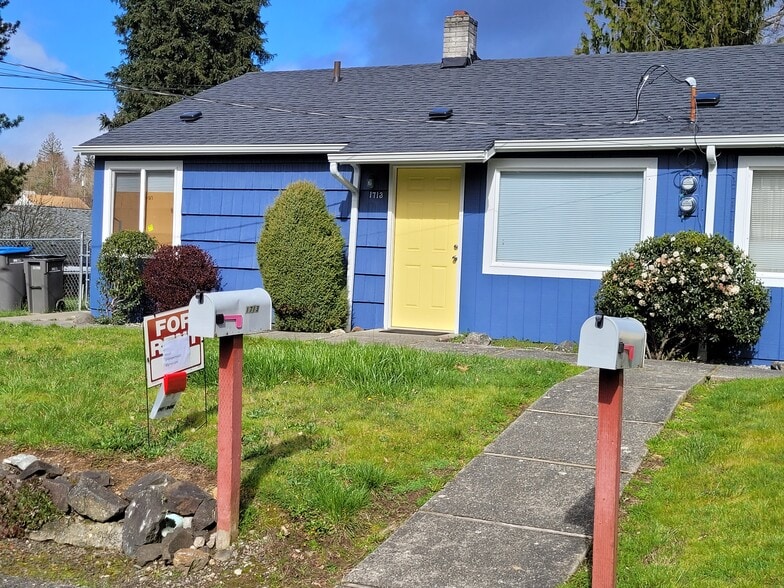BEAUTIFUL FENCED DUPLEX - 1713 Anderson St