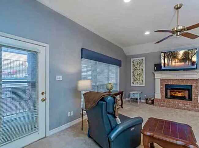 Building Photo - 815 Montreal Dr