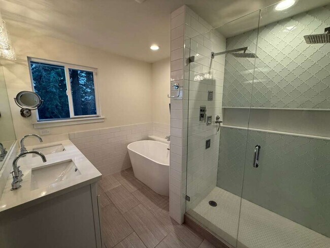 Building Photo - Stunning 4 Bed 3 Bathroom Home!