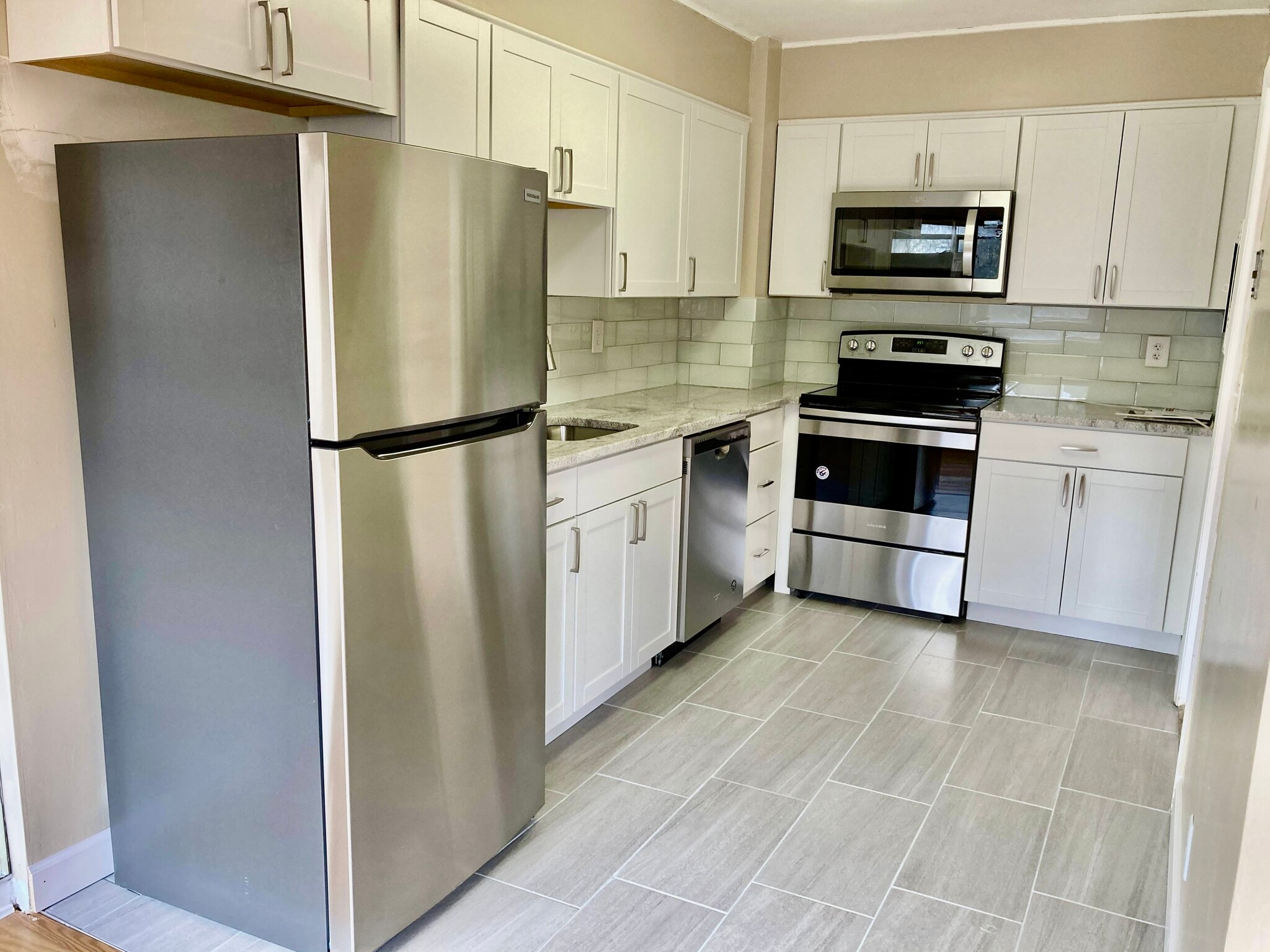 Kitchen - 10 Hammond Pond Pky