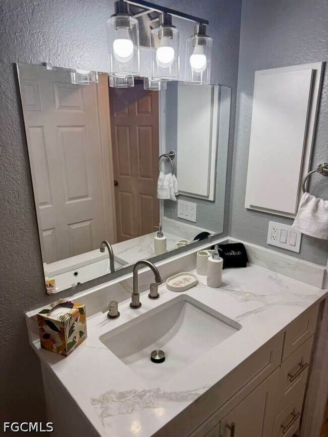 Building Photo - 930 SW 34th St