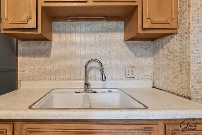 Building Photo - 3 bedroom - 1 bath  $1095/month