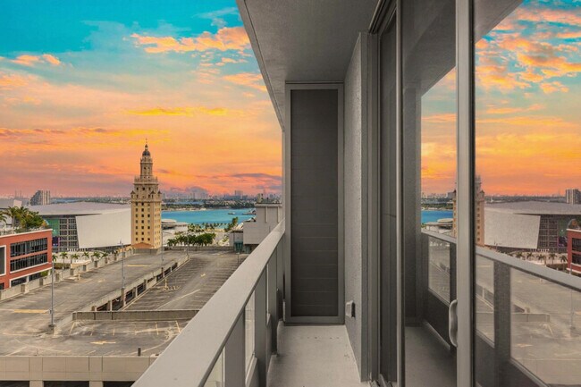 Building Photo - 501 NE 1st Ave