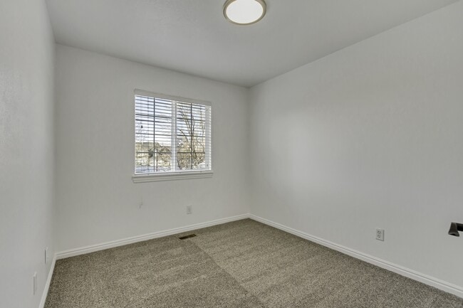 Building Photo - 816 N 175 E