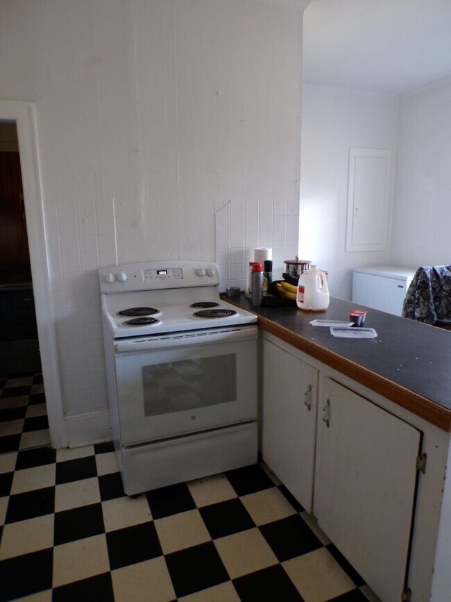 Building Photo - 205 Main St