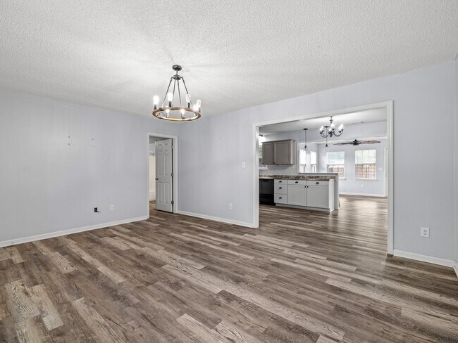 Building Photo - Charming 3 Bedroom Home!