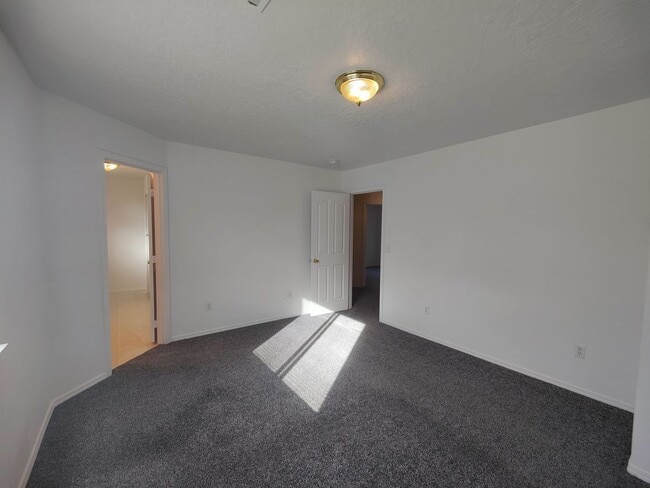 Building Photo - Spacious 3 bedroom 2.5 Bath Townhouse with...