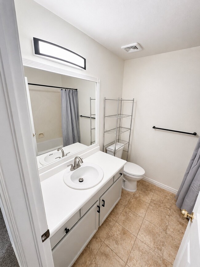 Building Photo - 15096 S Vernal Cove