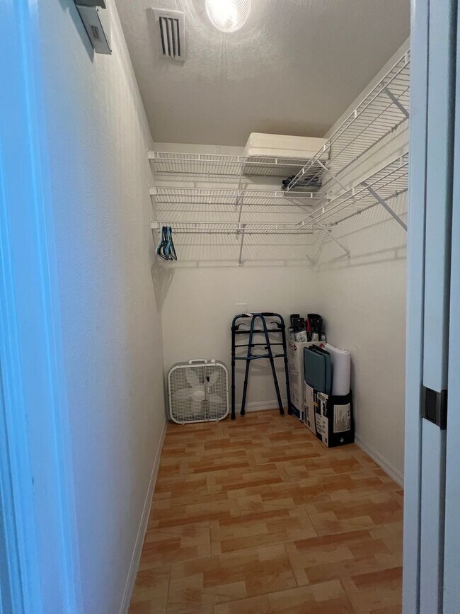 Building Photo - FURNISHED SHORT TERM RENTAL - 3 Bed / 2 Ba...