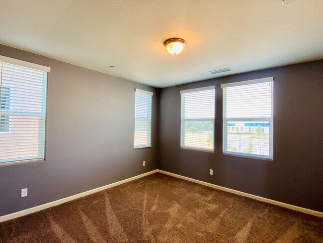 Building Photo - $2,395 Belmont & Fowler, 3 Bedroom - N Eli...