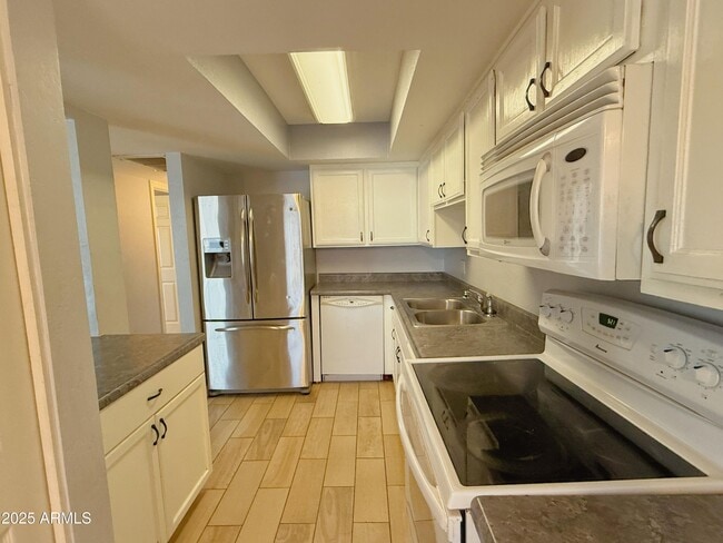 Building Photo - 1310 S Pima